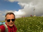 Spettacolo di narcisi e di amici sul Linzone (1392 m) il 12 maggio 2018 - FOTOGALLERY